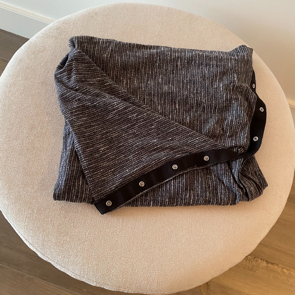Lululemon customizable snap scarf